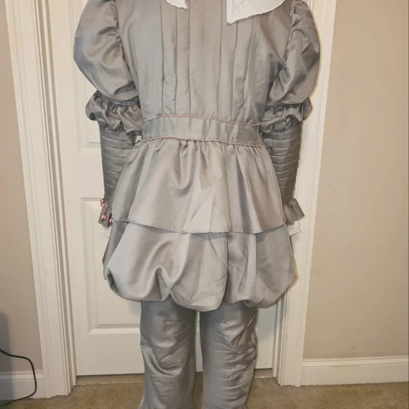 Authentic 2017 IT Pennywise screen worn prop/costume. Excellent quality & condit - Picture 7 of 10